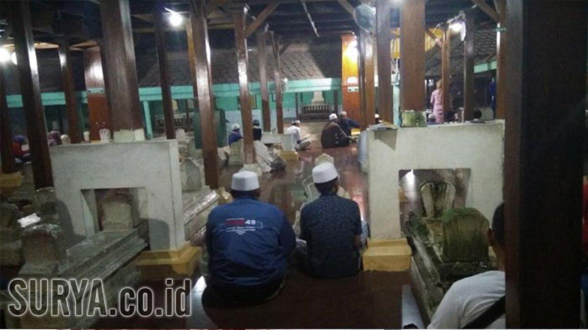 Peziarah di makam Sunan Giri, Gresik, Kamis (2/3/2017) malam.