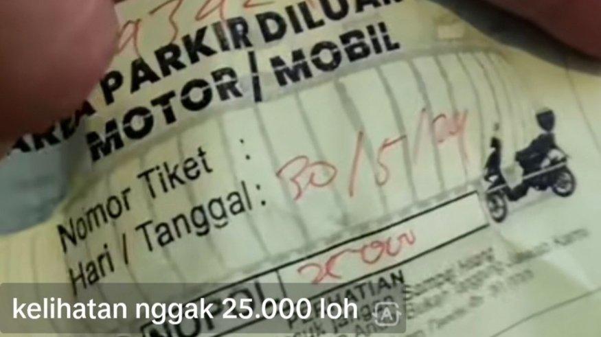 Viral seorang pengunjung JIS keluhkan keberadaan parkir liar setelah bayar Rp 25.000 untuk parkir sepeda motor.