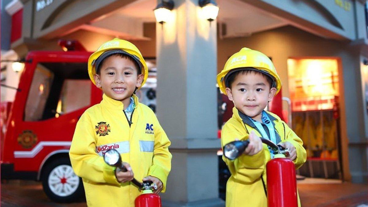 Pengunjung anak-anak di KidZania Surabaya saat memainkan peran atau profesi layaknya orang dewasa. Pengalaman belajar sambil beramain yang ditawarkan KidZania Surabaya tentu siap membuat momen liburan semakin berkesan.