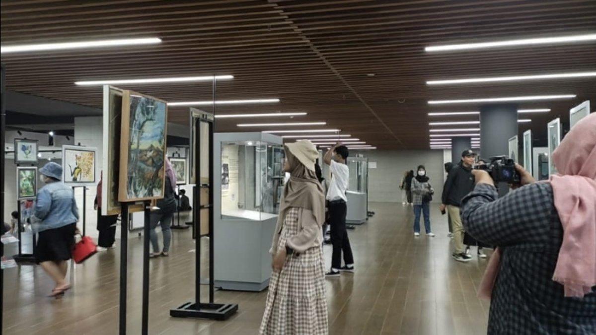 Pengunjung berfoto di area basement Alun-alun Surabaya yang sempat viral di media sosial.