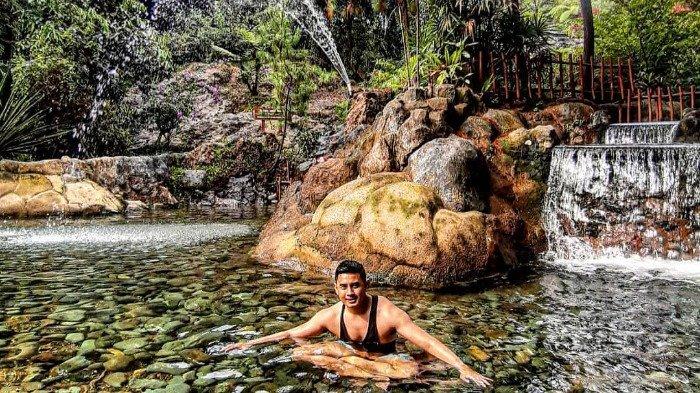 Pengunjung berada di pemandian air panas Sari Ater Subang