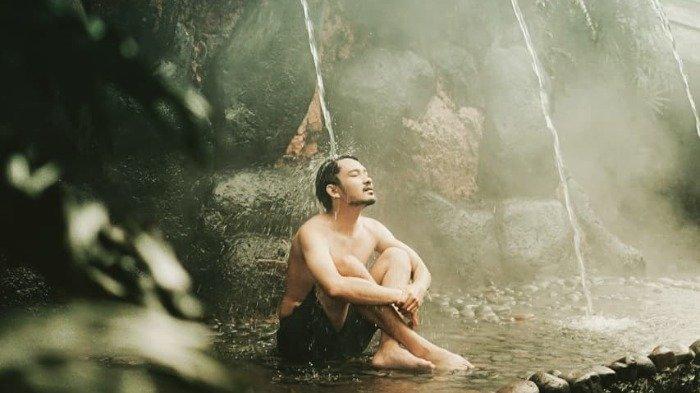 Pengunjung berada di pemandian air panas Sari Ater Subang