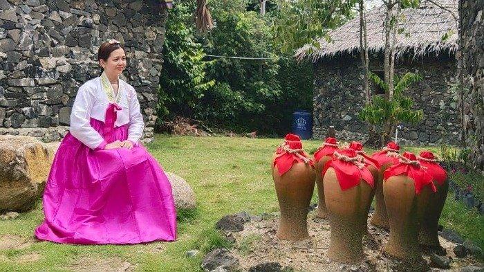 Pengunjung berfoto di Asia Heritage Pekanbaru sambil mengenakan Hanbok, pakaian adat Korea
