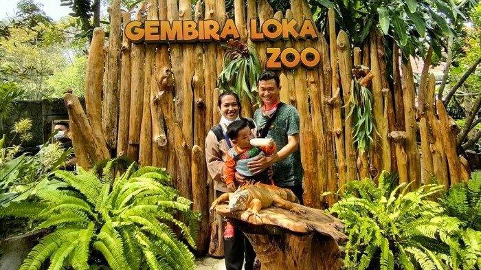 Pengunjung berfoto di spot Kebun Binatang Gembira Loka, Yogyakarta