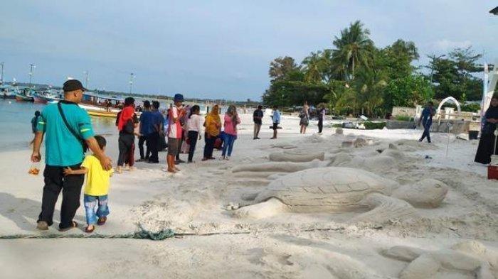 Pengunjung berjalan-jalan di Pantai Tanjung Kelayang beberapa waktu lalu.