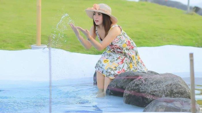 Pengunjung bermain air di Bale Rantjah Park