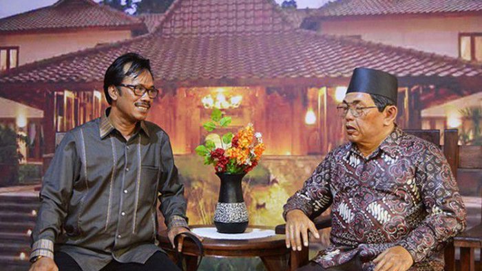 Pengunjung berpose dengan patung K.H Abdurrahman Wahid di De Arca Yogyakarta.(Dok. De Arca Yogyakarta)