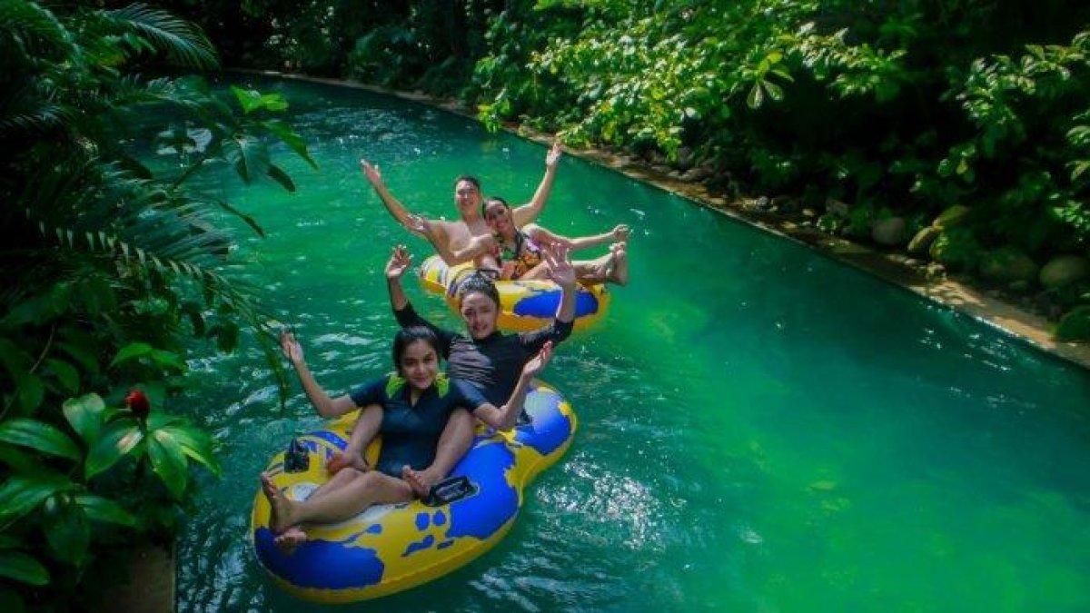 Pengunjung tengah menikmati liburan di Bugis Waterpark, Kota Makassar, Sulawesi Selatan.
