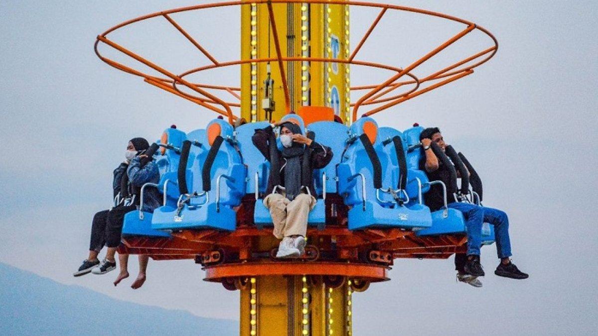 Pengunjung tengah menikmati salah satu wahana di Batu Night Spectacular.