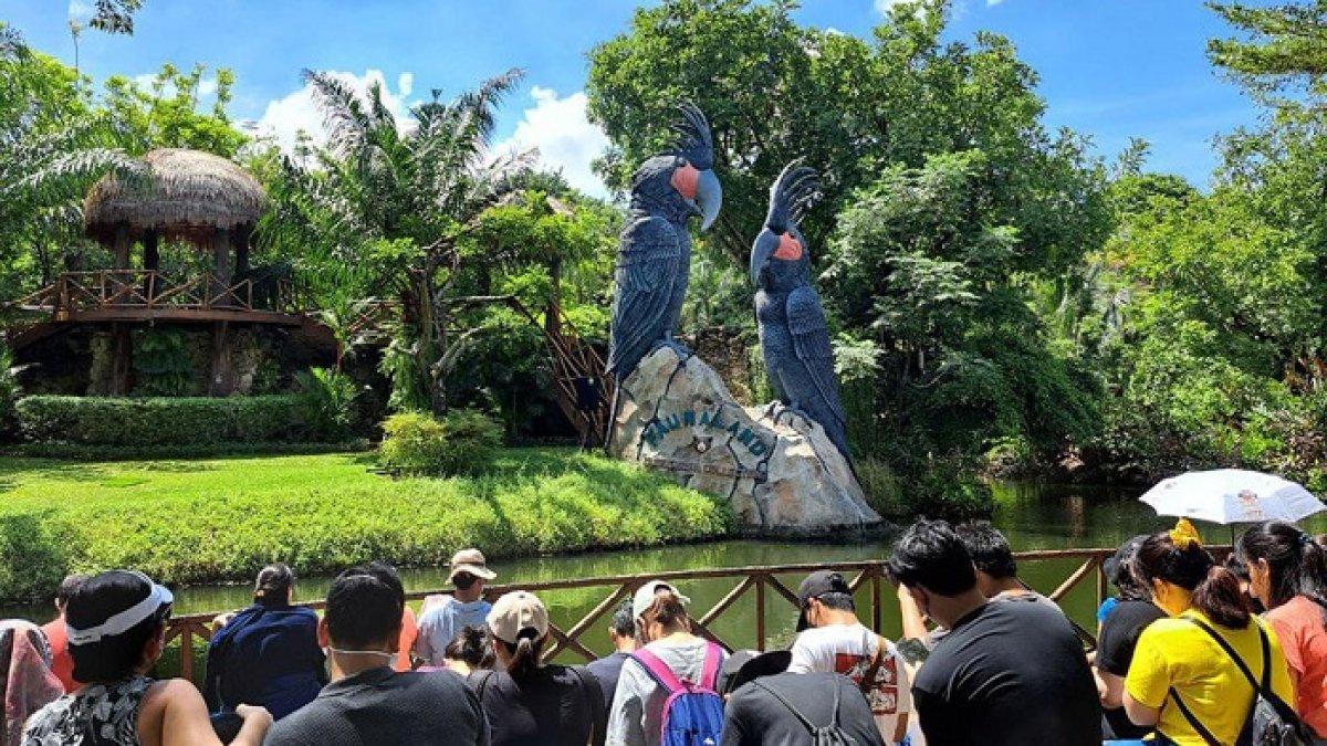Para pengunjung yang terlihat memadati salah satu area di Faunaland Ancol.