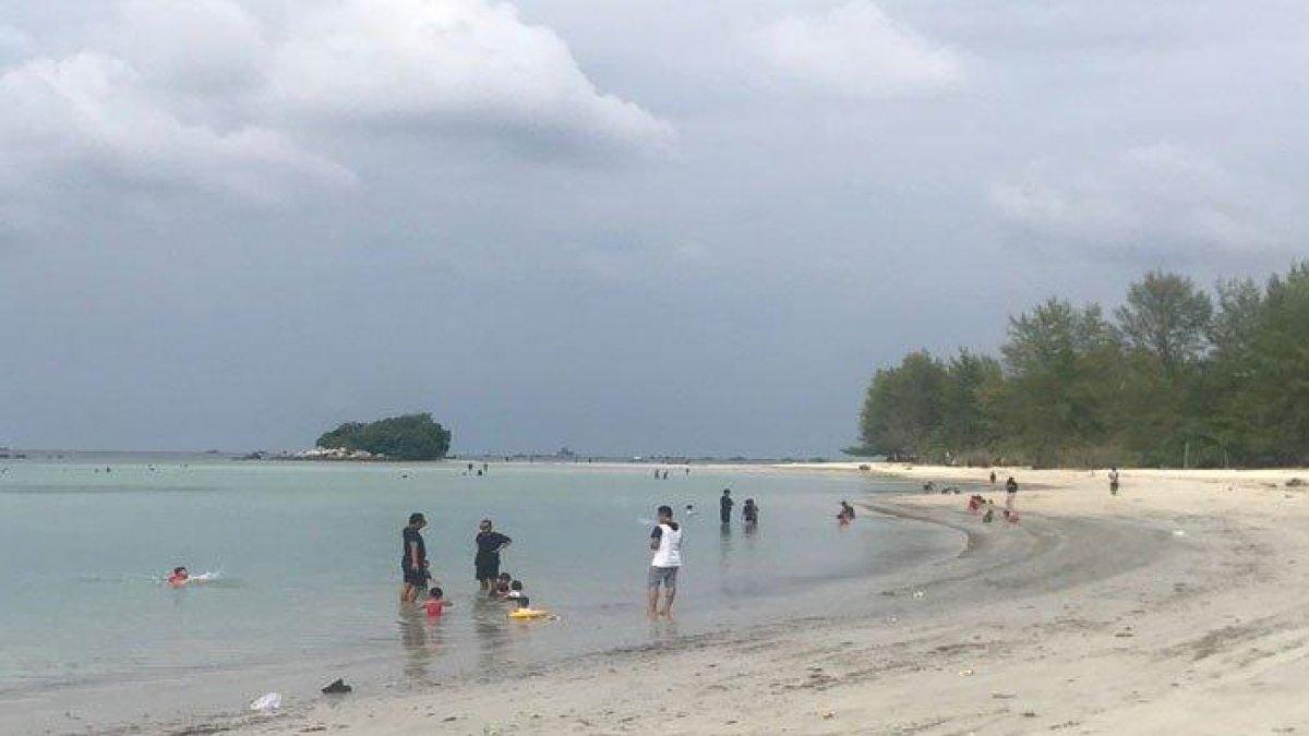 Pengunjung di Pantai Trikora 3 di Desa Malang Rapat, Bintan saat menikmati liburan.