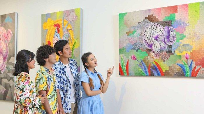 Pengunjung di Pasar Seni yang merupakan pusat kesenian dan kerajinan di kawasan Ancol.