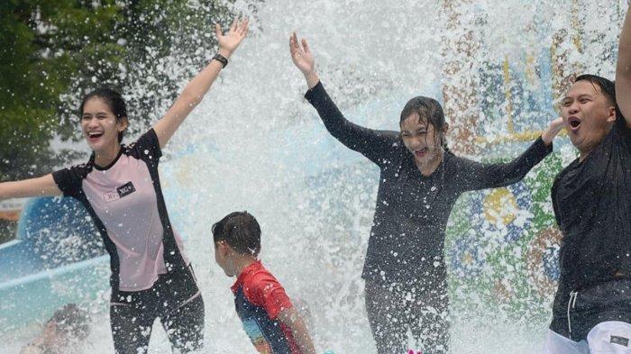 Pengunjung di Transera Waterpark Bekasi.