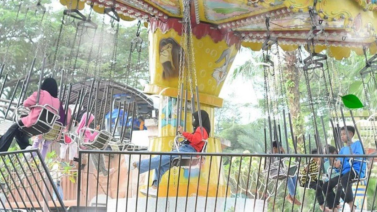 Pengunjung tengah menikmati wahana di World Of Wonders Theme Park yang kini menjadi salah satu tempat wisata favorit di Tangerang, Banten.