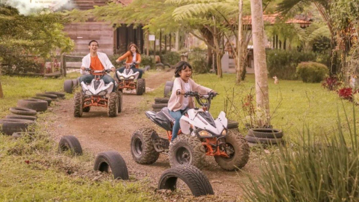 Pengunjung nyobain wahana ATV Fairy Garden, tempat wisata di Lembang, Bandung Barat, Jawa Barat.