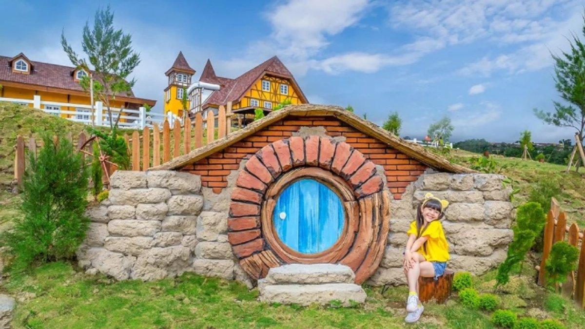 Pengunjung foto di spot ikonik Cepogo Cheese Park Kecamatan Cepogo, Kabupaten Boyolali, Jawa Tengah.