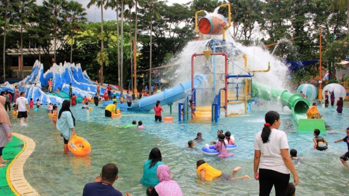 Pengunjung liburan akhir pekan di The Jungle Waterpark, tempat wisata di Bogor, Jawa Barat.