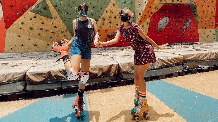Pengunjung main sepatu roda di Scientia Square Park