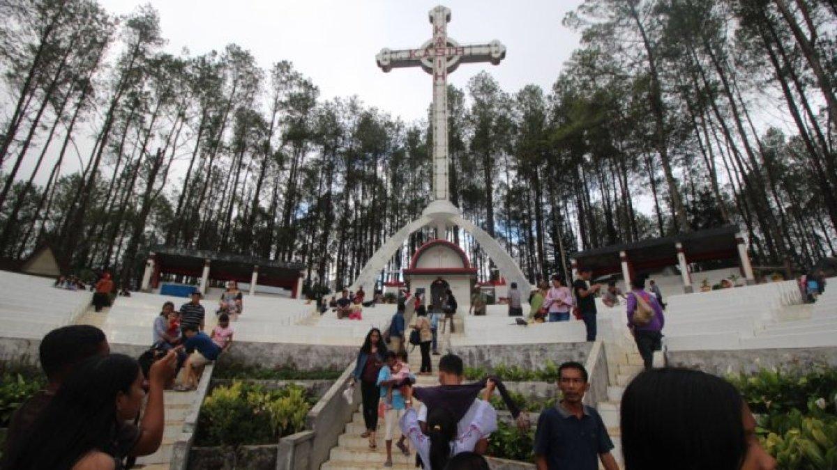 Pengunjung melakukan berbagai aktivitas di Salib Kasih Tatutung sat libur Natal, Rabu (27/12/2017)
