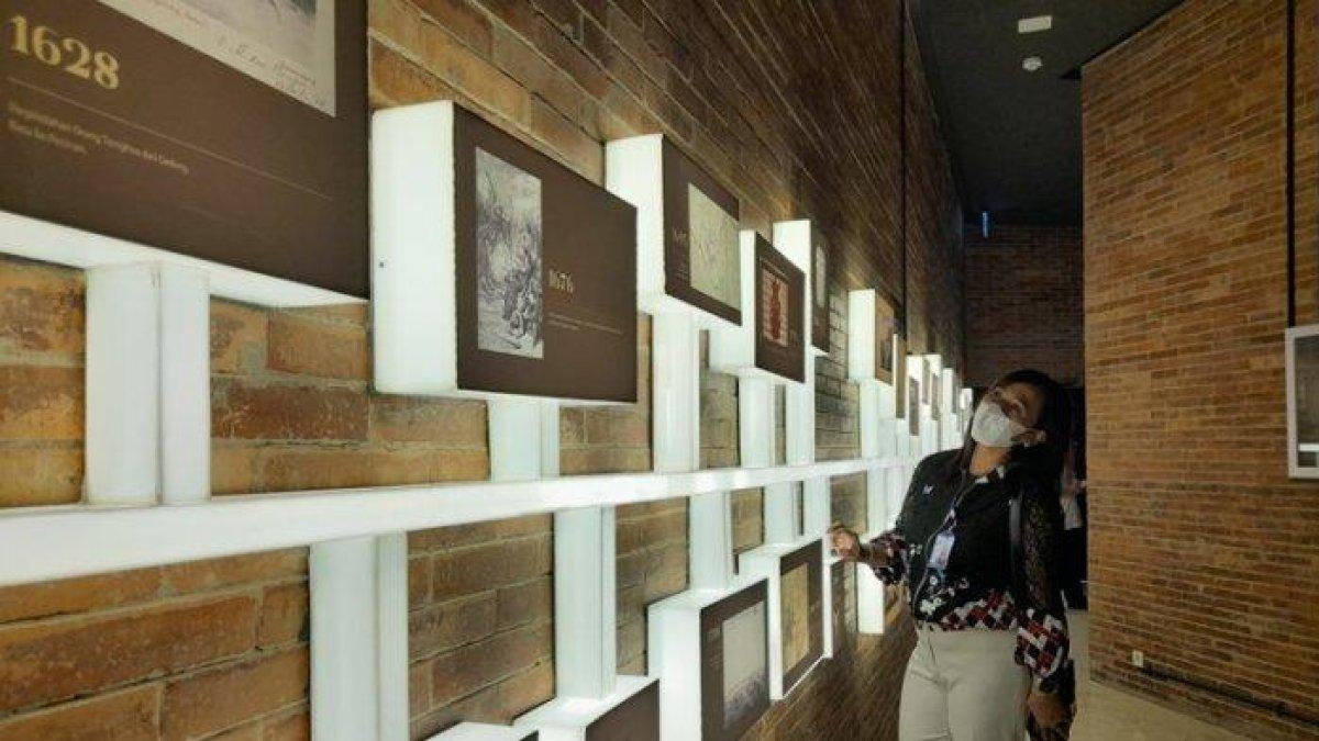 Pengunjung menikmati benda-benda sejarah di Museum Kota Lama Semarang. Satu tempat wisata indoor di Semarang.