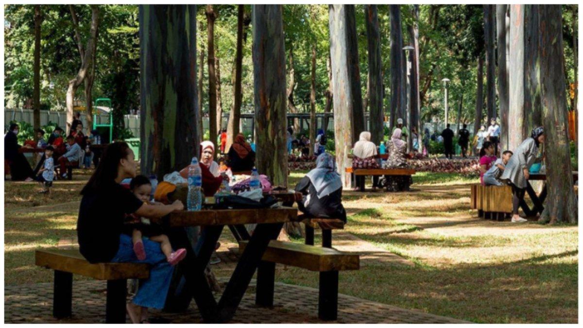 Pengunjung menikmati suasana di Tebet Eco Park, lokasinya dekat hotel dan tempat sewa motor.