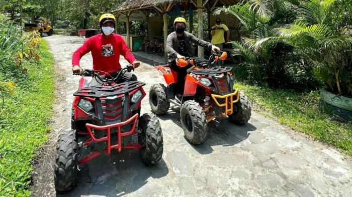 Pengunjung menikmati wahana Jogja Exotarium Mini Zoo.