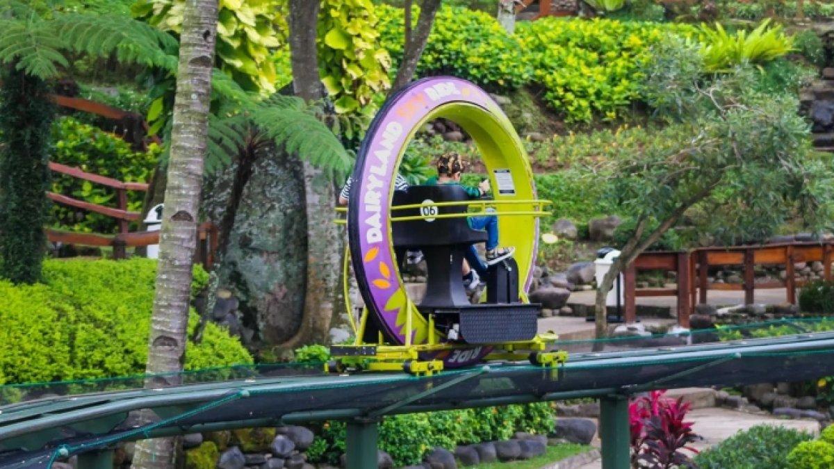 Pengunjung naik wahana sky bike di Dairyland On The Valley Semarang, Jawa Tengah.