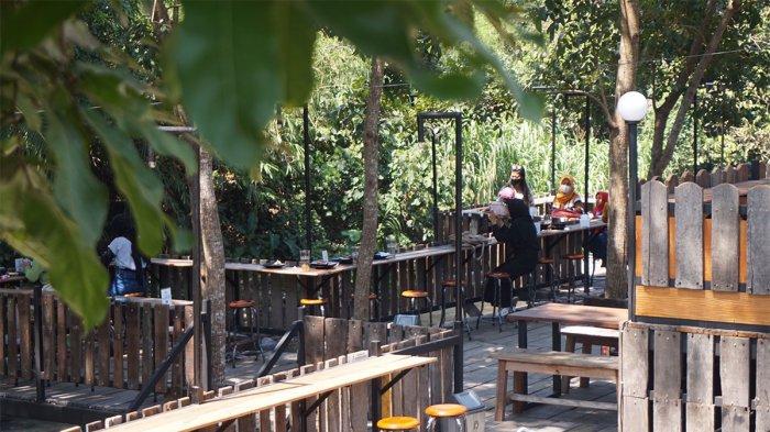 New Rivermoon, restoran bernuansa alam di tepi aliran Sungai Pusur, Klaten, Jawa Tengah.