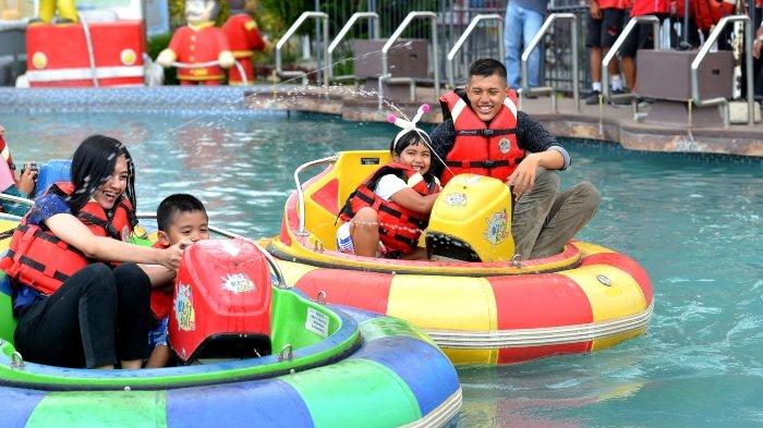 Pengunjung nyobain wahana Blaster Boat di Kids Fun Jogja, tempat wisata ramah keluarga yang lokasinya berada di Kecamatan Piyungan, Kabupaten Bantul, Daerah Istimewa Yogyakarta.
