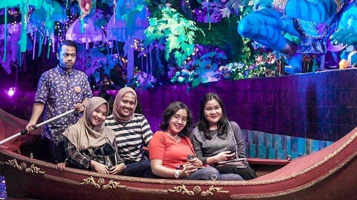 Pengunjung nyobain wahana perahu di Malang Night Paradise. Tempat wisata ramah keluarga di Kota Malang, Jawa Timur ini cocok dikunjungi untuk liburan bersama teman-teman maupun pasangan.