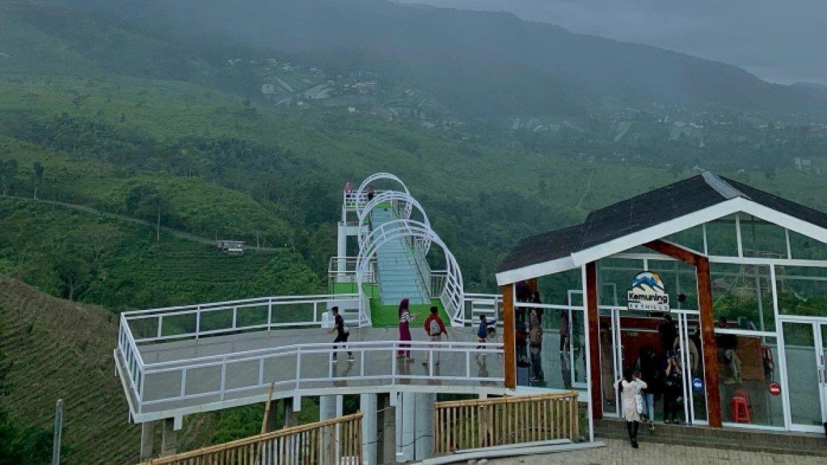 Pengunjung ramai-ramai nyobain wisata jembatan kaca Kemuning Sky Hills yang dikelilingi kebun teh.