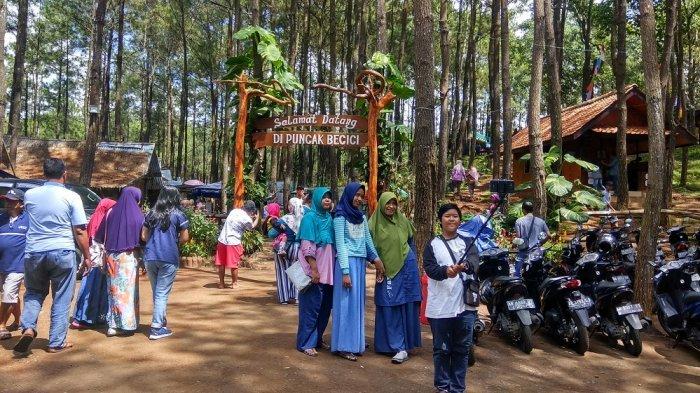 Pengunjung tengah berfoto di depan pintu masuk Puncak Becici, Dlingo, Bantul, Sabtu (17/3/2018).