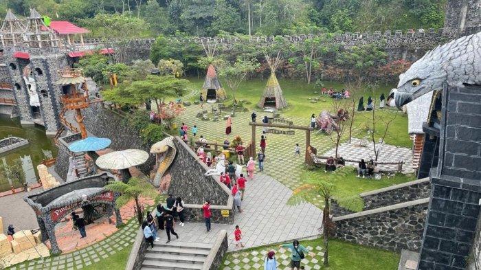 Pengunjung yang ada di The Lost World Castle Jogja buat liburan akhir pekan.