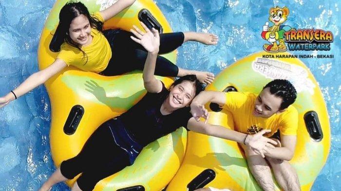 Pengunjung yang bermain air di Transera Waterpark.