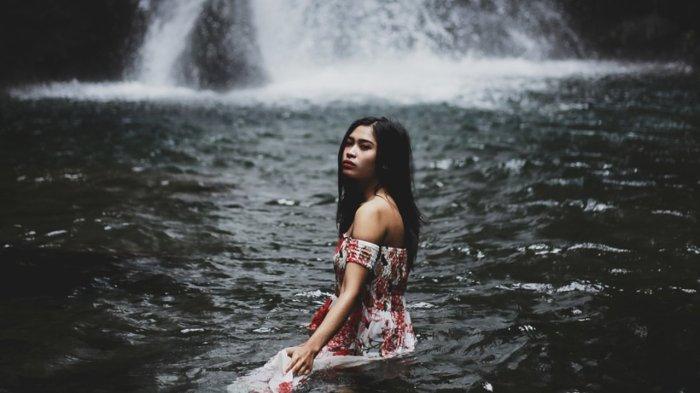 Ilustrasi pengunjung menikmati liburan di Curug Kedung Lesung, Lampung.