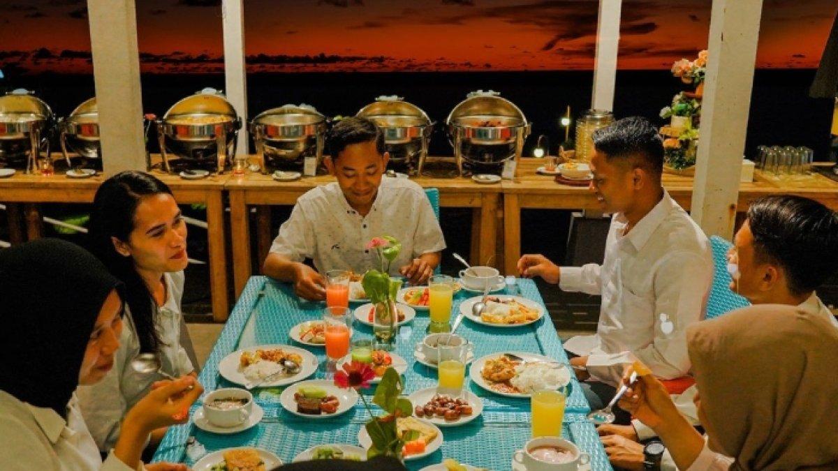 Pengunjung yang lagi buka bersama di HeHa Ocean View, tempat wisata favorit di Gunungkidul.