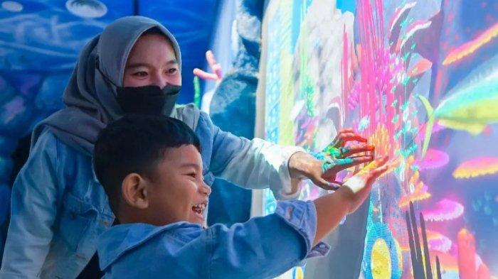 Pengunjung yang liburan akhir pekan di Sea World Ancol.
