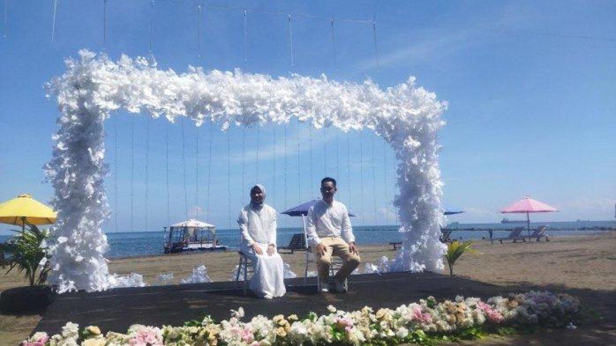 Pengunjung yang memanfaatkan Pantai Bosowa di Makassar sebagai lokasi pernikahan