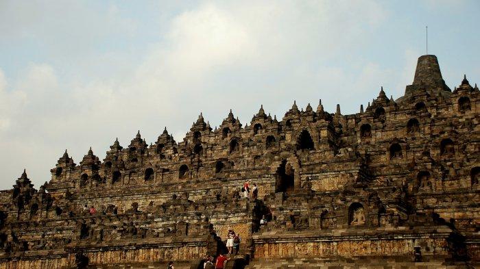 Pengunjung yang menaiki Candi Borobudur di Magelang, Jawa Tengah.