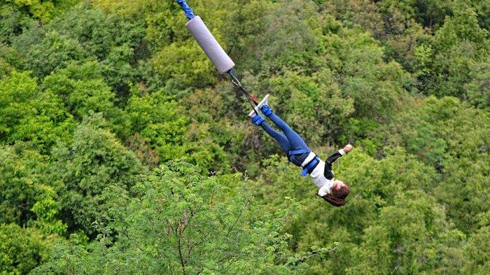 Ilustrasi bungee jumping. Seorang turis asal Jepang meninggal tak lama setelah menyelesaikan bungee jumping tertinggi di dunia.