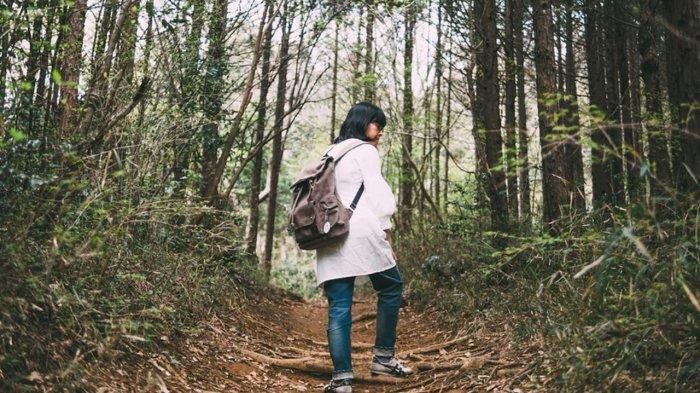Pengunjung yang mendaki Gunung Atago di Jepang