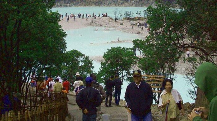 Pengunjung yang mengunjungi Kawah Putih Ciwidey Bandung