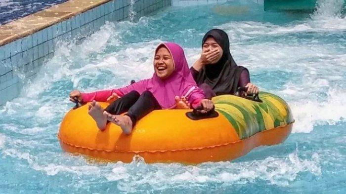 Pengunjung yang menikmati liburan di The Jungle Waterpark Bogor
