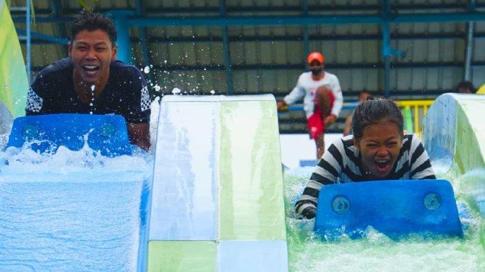 Pengunjung yang menikmati wahana permainan di Hawai Waterpark.