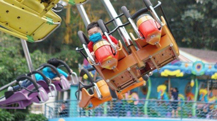 Pengunjung yang sedang bermain di wahana Mikie Funland.