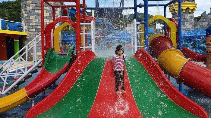 Pengunjung yang sedang bermain seluncuran di Victory Waterpark.