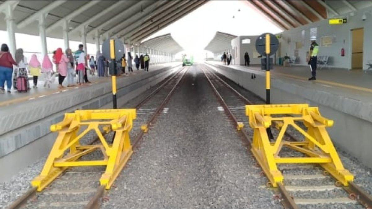 Penumpang antre menunggu kedatangan kereta api di Stasiun Purwosari Solo, Jawa Tengah.
