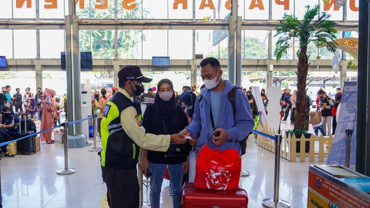 Ilustrasi petugas mengecek kelengkapan dokumen penumpang di Stasiun Pasar Senen. 