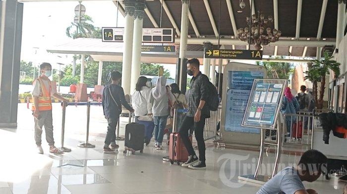 Penumpang yang siap melakukan perjalanan menggunakan pesawat dari Bandara Soekarno-Hatta, Jumat (29/4/2022).