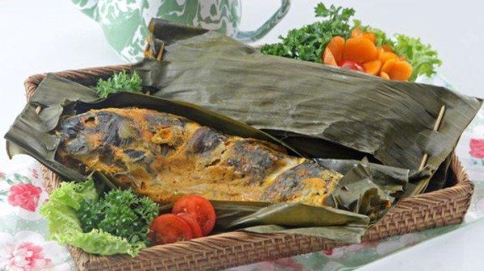 Penyajian pepes ikan mas.
